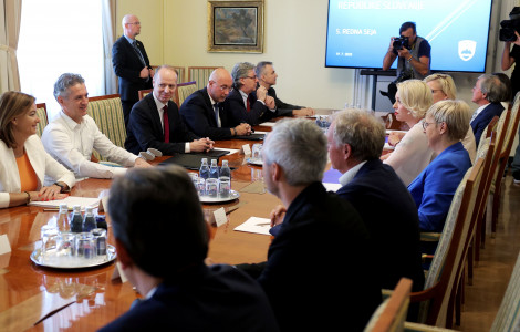 Snav2 (Invited to the meeting of the National Security Council are sitting at the table, including the Prime Minister, the President of the State and the President of National Assembly, and Minister Fajon)