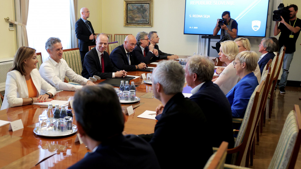 Vabljeni na sejo Sveta za nacionalno varnost sedijo za omizjem, med njimi predsednik vlade, predsednica države in državnega zbora ter ministrica Fajon.