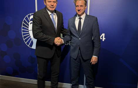 GolobMontenegro (Two men shaking hands )