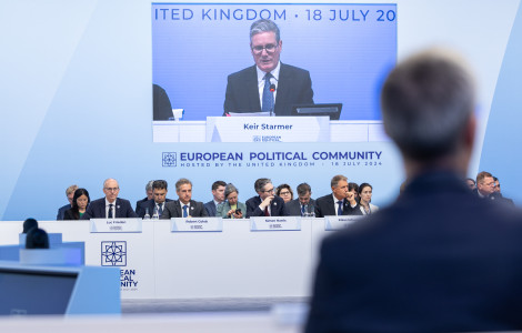 Oxford2 (Udeleženci vrha Evropske politične skupnosti sedijo za omizjem. V ozadju slika govora predsednika vlade Združenega kraljestva Velike Britanije in Severne Irske Keir Starmerja.)