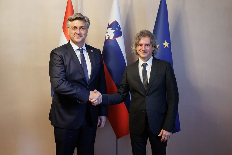 Predsednik vlade Robert Golob med rokovanjem s  hrvaškim predsednikom vlade Andrejem Plenkovićem