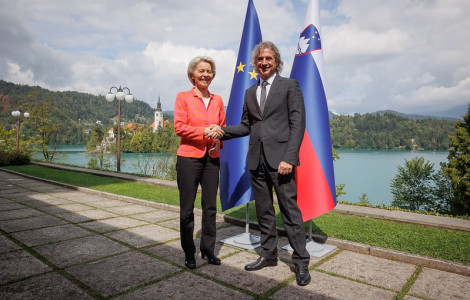 52319051261 f21b3f5251 c (Prime Minister Robert Golob meets European Commission President Ursula von der Leyen in front of the flags)