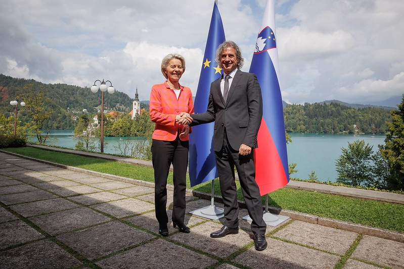 Prime Minister Robert Golob meets European Commission President Ursula von der Leyen in front of the flags
