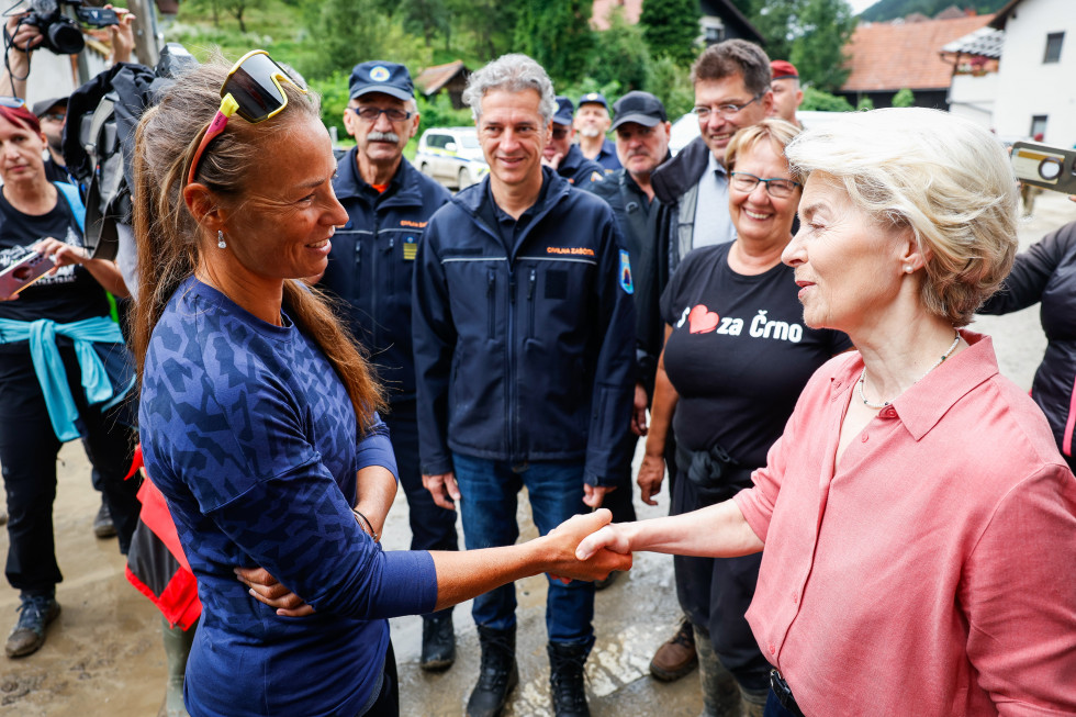 Tina Maze in Ursula von der Leyen se rokujeta, v ozadju stojijo poveljnik Šestan, premier Golob, komisar Lenarčič in županja Črne Romana Lesjak.