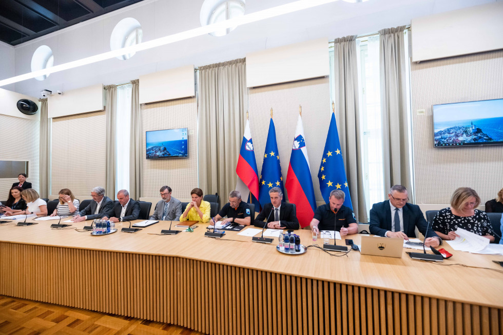 Predsednik vlade dr. Robert Golob, ministri, predstavniki civilne zaščite in občinskih združenj za delovnim omizjem.