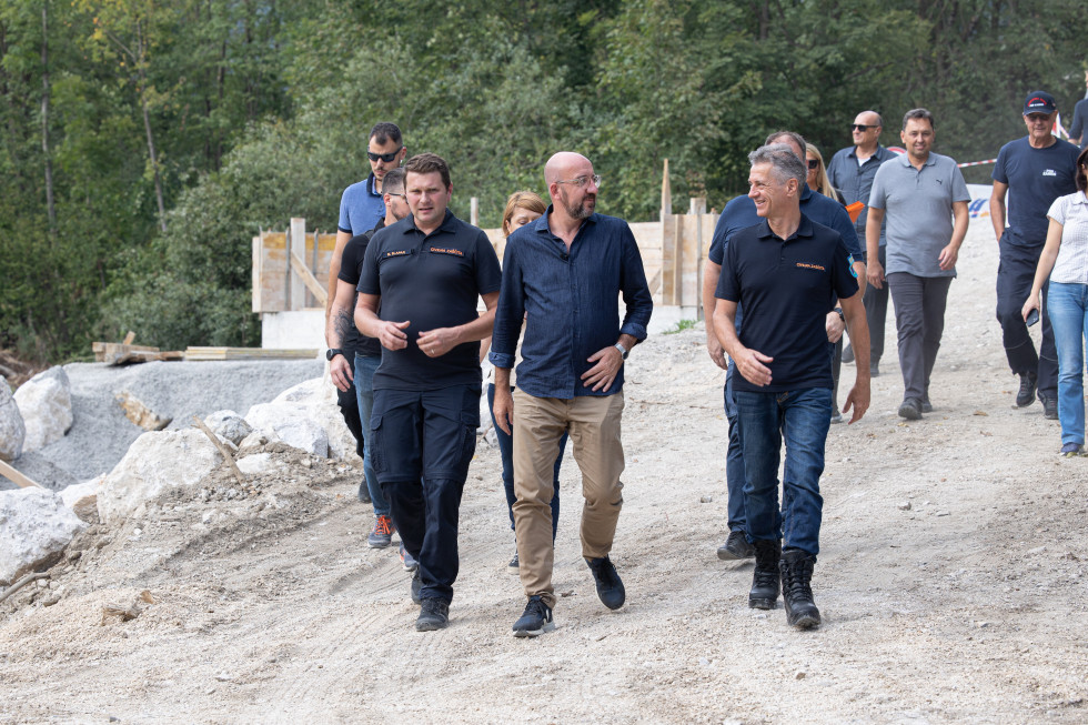 Predsednik vlade Robert Golob in predsednik Evropskega sveta Charles Michel si ogledujeta poplavno območje v Zagorici pri Kamniku