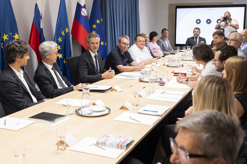 Predsednik vlade dr. Robert Golob s predstavniki humanitarnih organizacij o nadaljnji pomoči ljudem