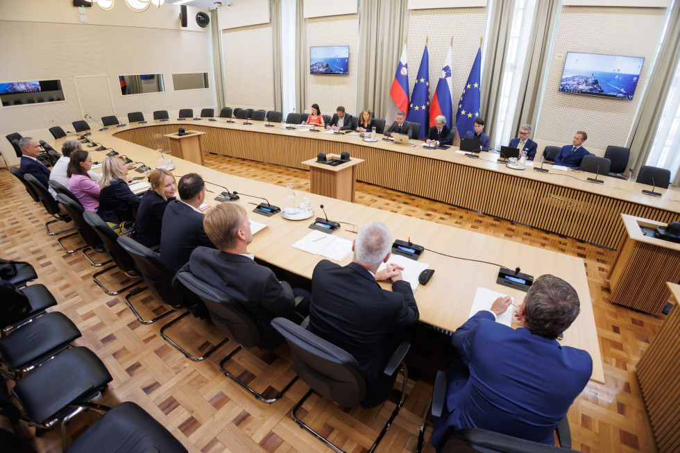 Predsednik Vlade Republike Slovenije dr. Robert Golob na srečanju s predstavniki slovenskega bančnega in zavarovalniškega sistema