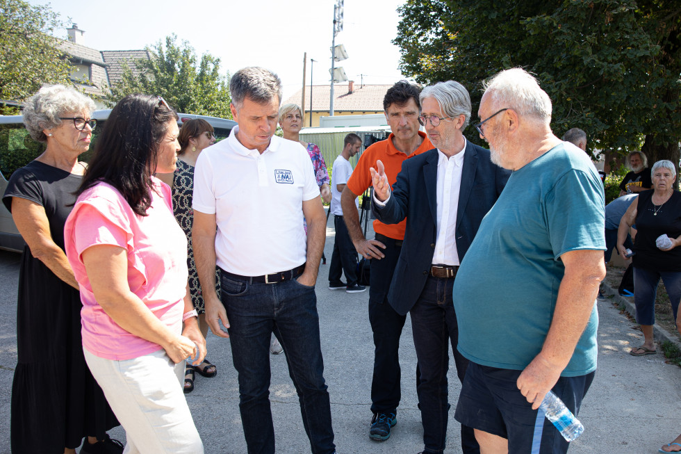 Državni sekretar za koordinacijo ukrepov in aktivnosti za obnovo po poplavah 2023 Boštjan Šefic na ogledu poplavljenih območij v Sneberjah