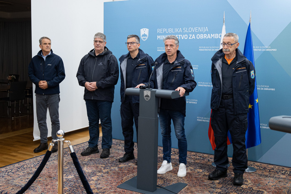 Janez Polajnar, Boštjan Poklukar, Marjan Šarec, Robert Golob in Srečko Šestan stojijo za govornico.