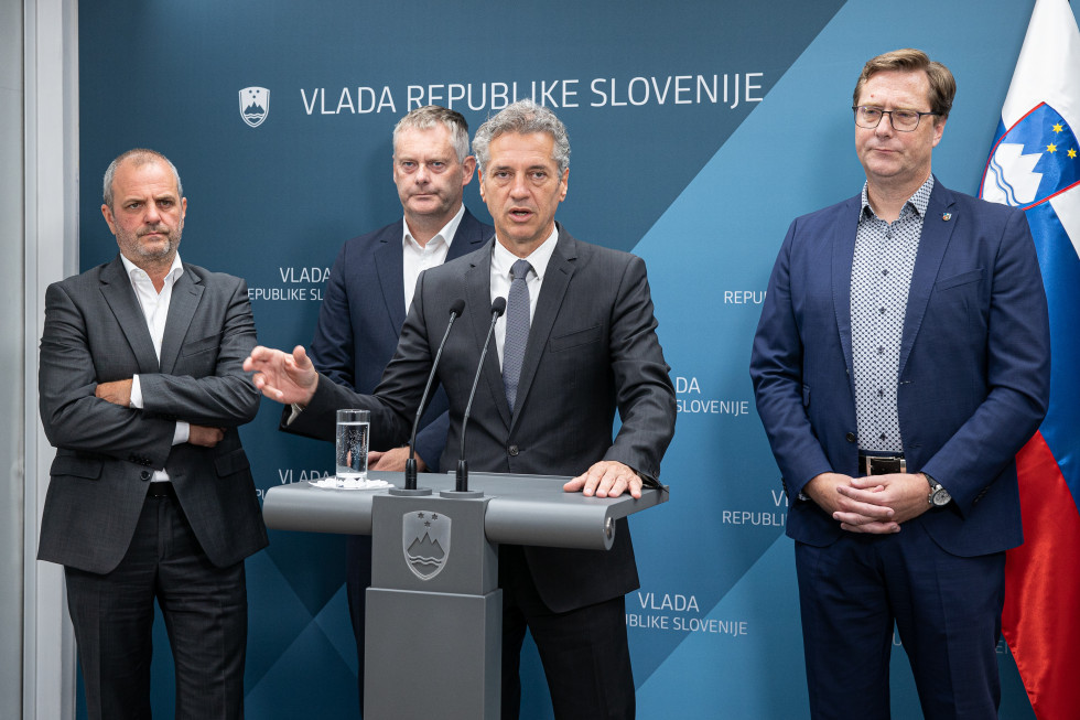Prime Minister Robert Golob, minister Uroš Brežan and representatives of associations of municipalities talk to the press.