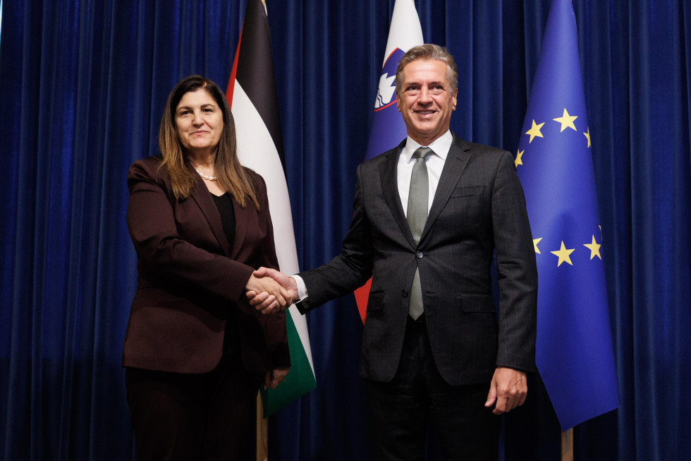 Rokovanje predsednika vlade in ministrice Države Palestine pred slovensko in palestinsko zastavo