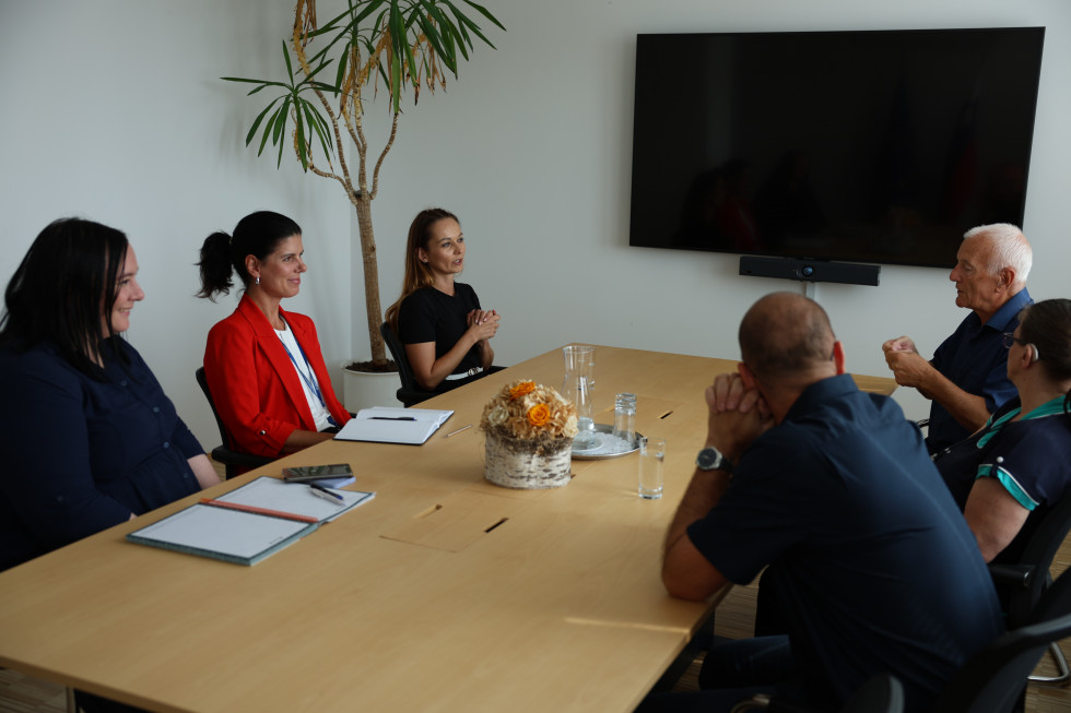  State Secretary for Intergenerational Dialogue and Housing Policy Nataša Lužar met with the representatives of the Association of the Deaf and Hard of Hearing