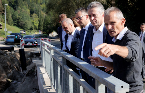 regija 2 (Prime Minister Robert Golob, accompanied by ministers and the Mayor of Prevalje, inspects flood damage.)