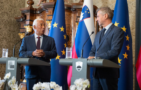 54761035274 bf870ddf76 c (Prime Minister Dr. Golob and Prime Minister Costa stand at the podium. Flags in the background.)