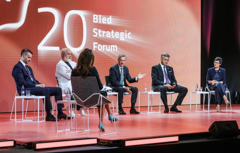 54758939870 cd237572fb c (Skupina petih govorcev sedi na odru in sodeluje v razpravi na Bled Strategic Forumu.)