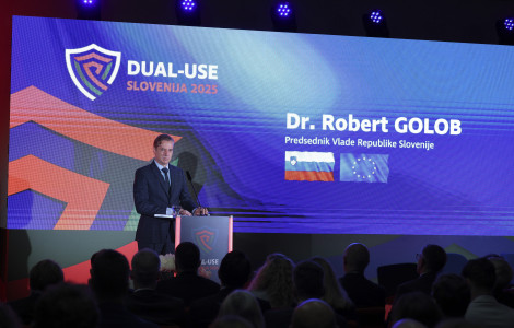 Dual Use Slovenija 2025 (The Prime Minister stands behind the lectern and addresses the conference participants.)
