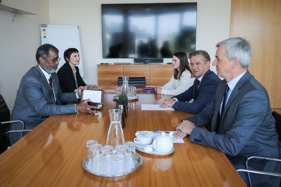 William D. Magwood, Robert Golob, Bojan Kumer in člani delegacije sedijo za mizo.