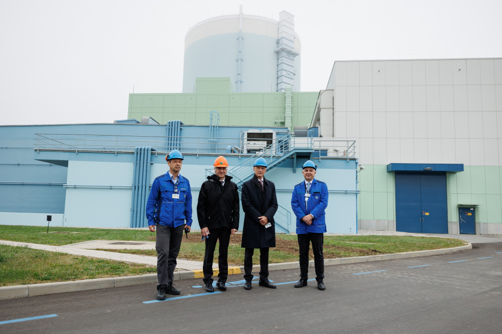 Predsednik vlade z vodstvom Nuklearne elektrarne Krško  pred stavbo objekta