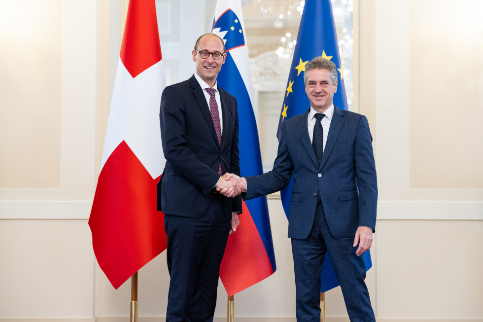 Shaking hands of the Prime Minister with the President of the National Council of the Swiss