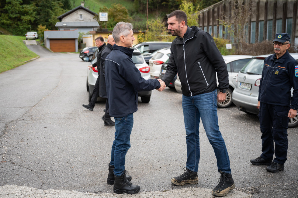 Predsednik vlade Robert Golob v Baški grapi na ogledu škode po neurju