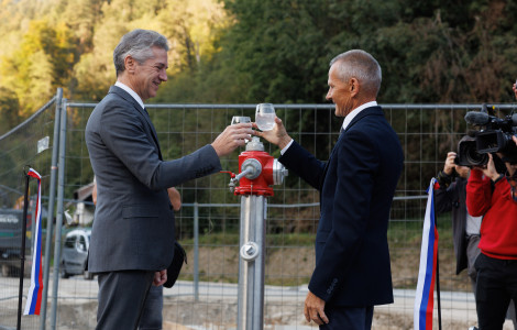 Prevalje2 (Prime Minister Robert Goloba and Mayor of Prevalje Municipality Matija Tasič poured water from the pipeline into a glass)