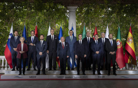 MED9 1 20102025 (The leaders of the countries stand on the podium, with flags in the background. ) MED9 1 20102025 (The leaders of the countries stand on the podium, with flags in the background. )