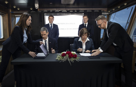 MED9 5 20102025 (People sit and stand and sign a declaration.) MED9 5 20102025 (People sit and stand and sign a declaration.)