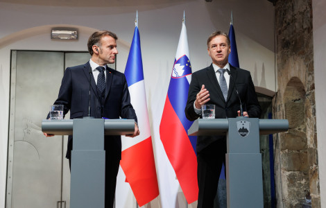 Srecanje PV Macron 21102025 (Emmanuel Macron and Robert Golob stand behind the lecterns, with flags in the background.) Srecanje PV Macron 21102025 (Emmanuel Macron and Robert Golob stand behind the lecterns, with flags in the background.)