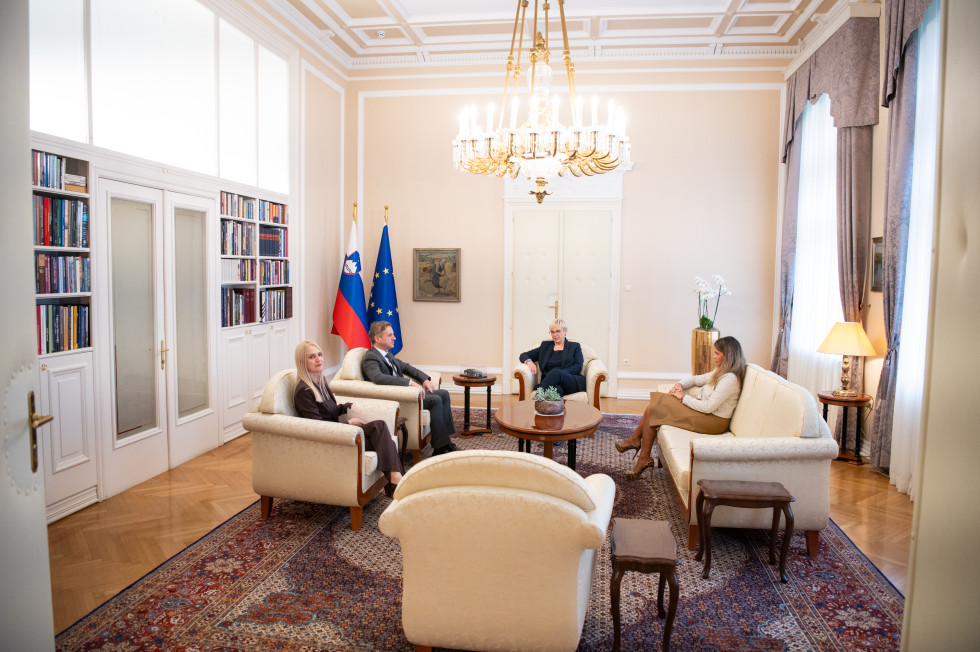 Udeleženci srečanja med pogovorom