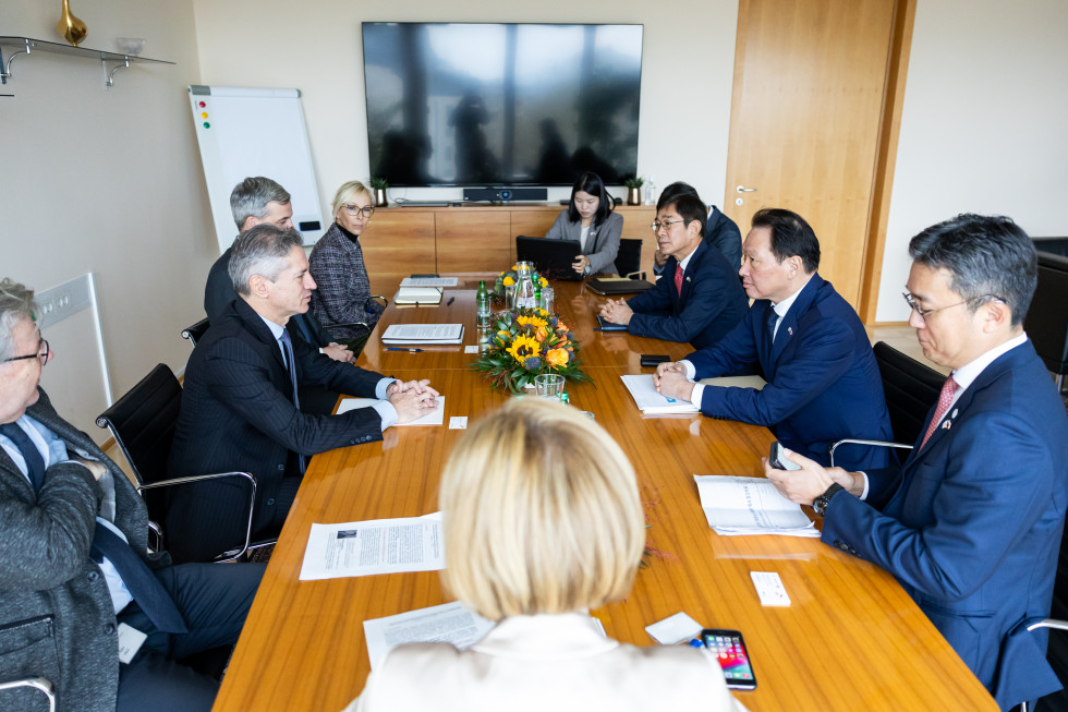 Prime Minister Robert Golob today met with Chey Taewon, Special Envoy of the President of the Republic of Korea for EXPO 2023 and Chairman of SK Group.
