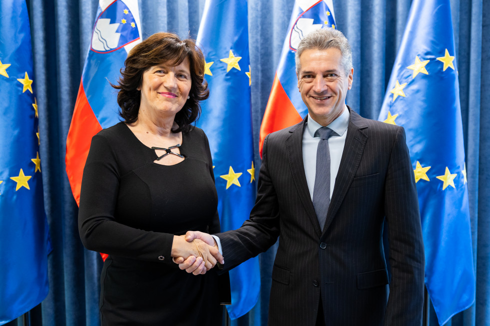 President of the Slovenian Federation of Pensioners' Organisations Zdenka Jan and Prime Minister Robert Golob.