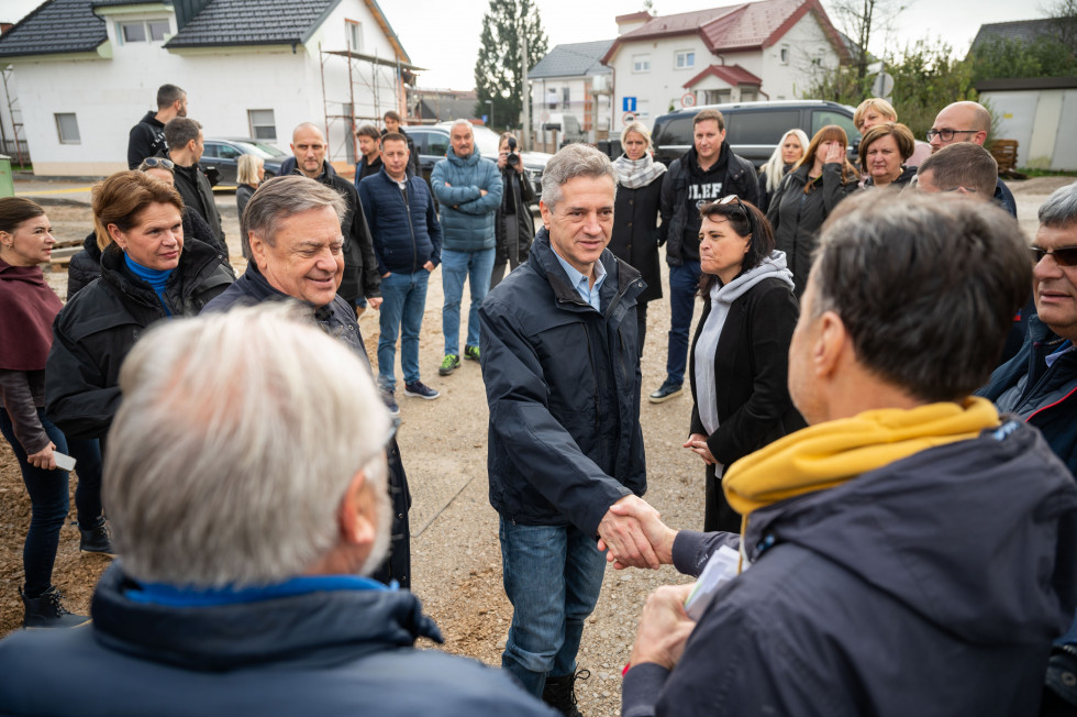 Robert Golob se rokuje s krajani Sneberj.