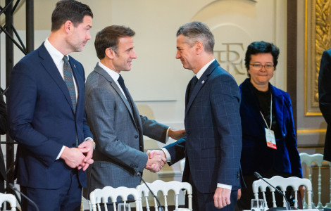 Pariz 1 v2 (Prime Minister Robert Golob shakes hands with French President Emmanuel Macron)
