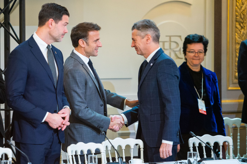 Predsednik vlade Robert Golob se rokuje s francoskim predsednikom Emmanuelom Macronom.