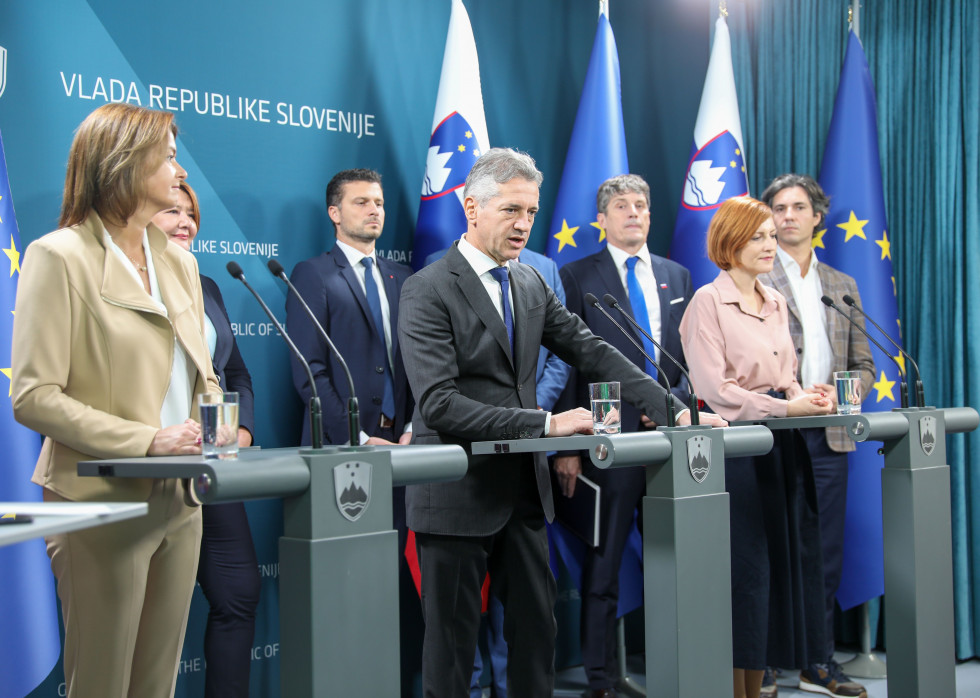 Tanja Fajon, dr. Robert Golob, dr. Asta Vrečko in člani vodstev koalicijskih strank na novinarski konferenci 