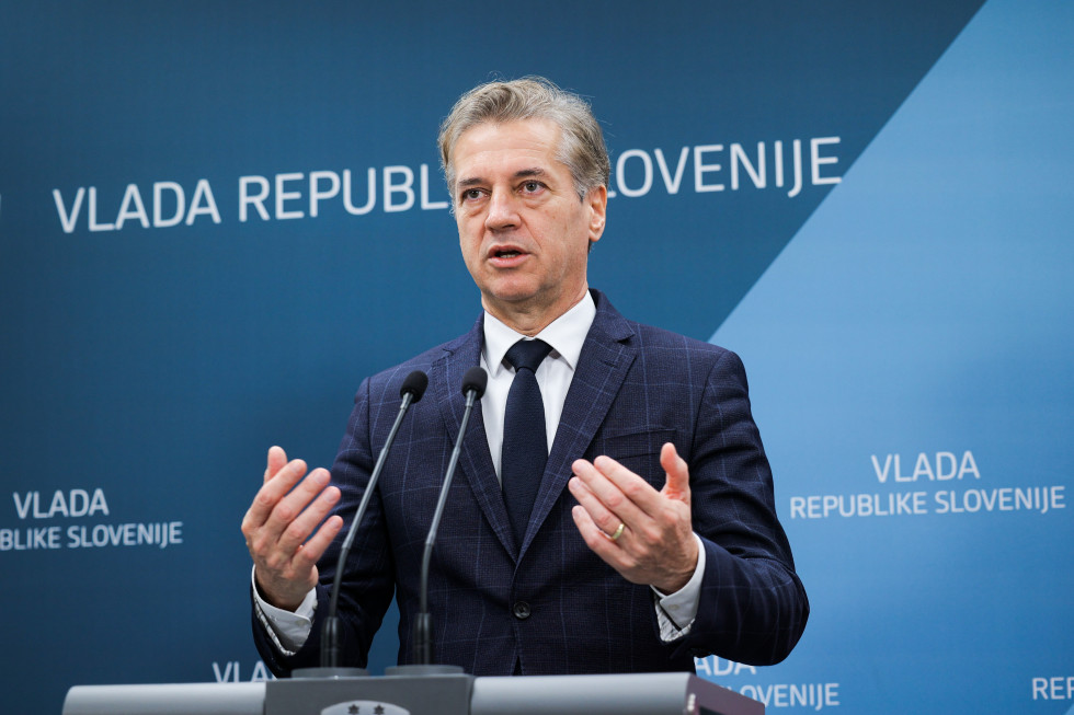 predsednik vlade pred mikorofonom