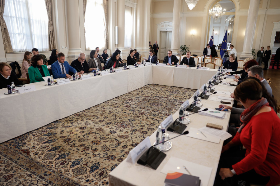 udeleženci za mizo v obliku U