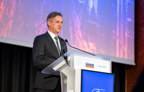 Dan Znanosti1 (The Prime Minister is standing at the podium and speaking into the microphone.)