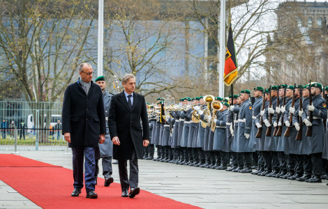 PV Berlin 1 28112025 (Friedrich Merz and Robert Golob walk past the ceremonial military guard along the red carpet.)