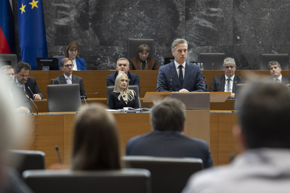 Predsednik vlade v Državnem zboru za govornico predstavlja  mnenje vlade