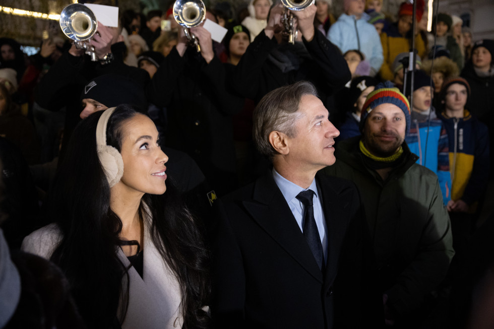 Tina Gaber Golob in Robert Golob stojita v množici ljudi.