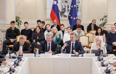 PV   znanost (Behind the Prime Minister and the Ministers of Higher Education and Digital Transformation, the consultation attendees are seated.)