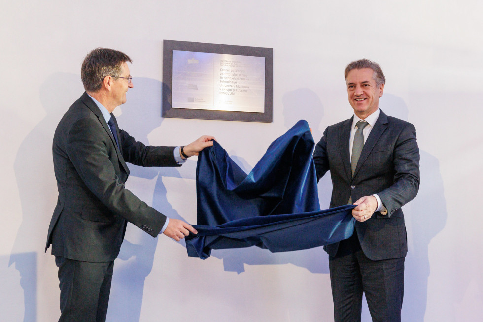 moška odgrinjata temeljni kamen