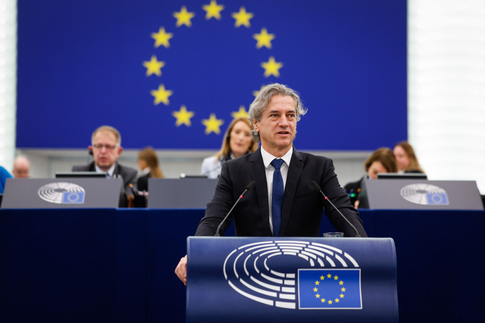 Premier Golob stoji za govornico, v ozadju simboli Evropske unije in predstavniki Evropskega parlamenta.