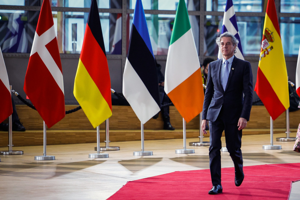 Robert Golob ob prihodu na zasedanje Evropskega sveta, v ozadju zastave..