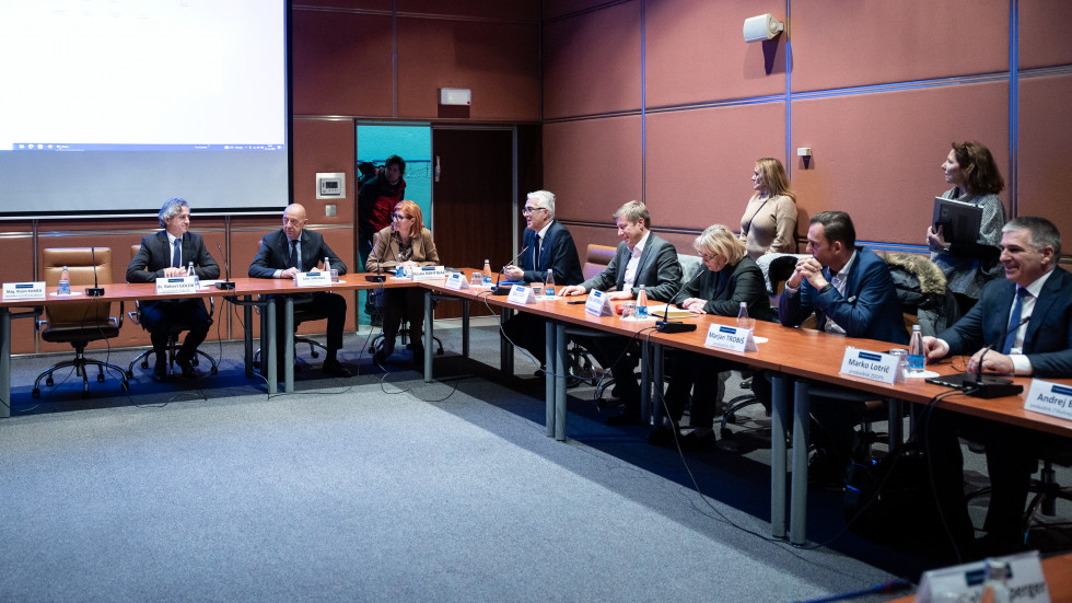 Predsednik vlade Robert Golob se je srečal s predstavniki delodajalcev na Gospodarski zbornici Slovenije.