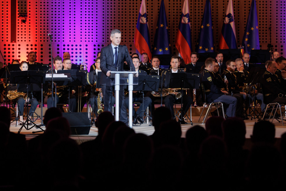 Predsednik vlade na govorniškem odru med slavnostnim govorom.