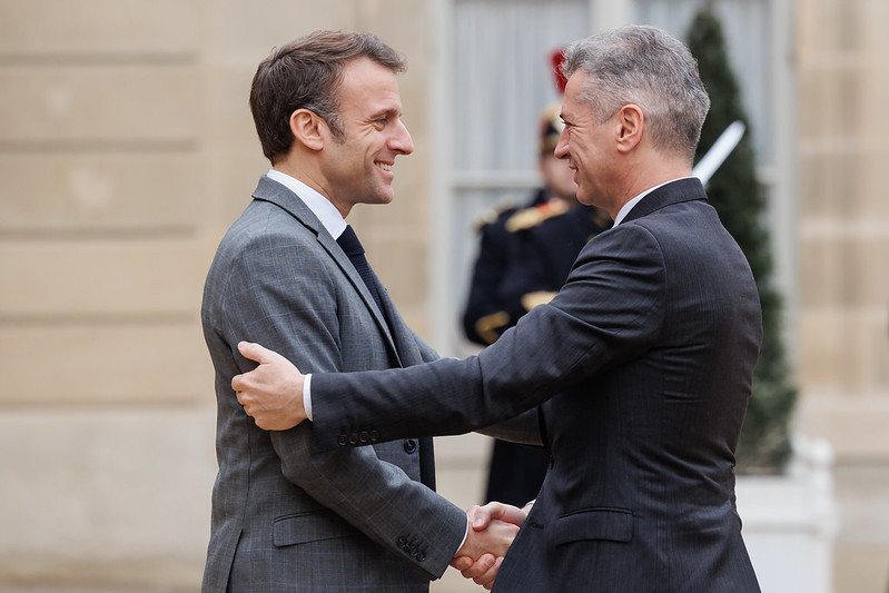 The two Presidents shake hands. 