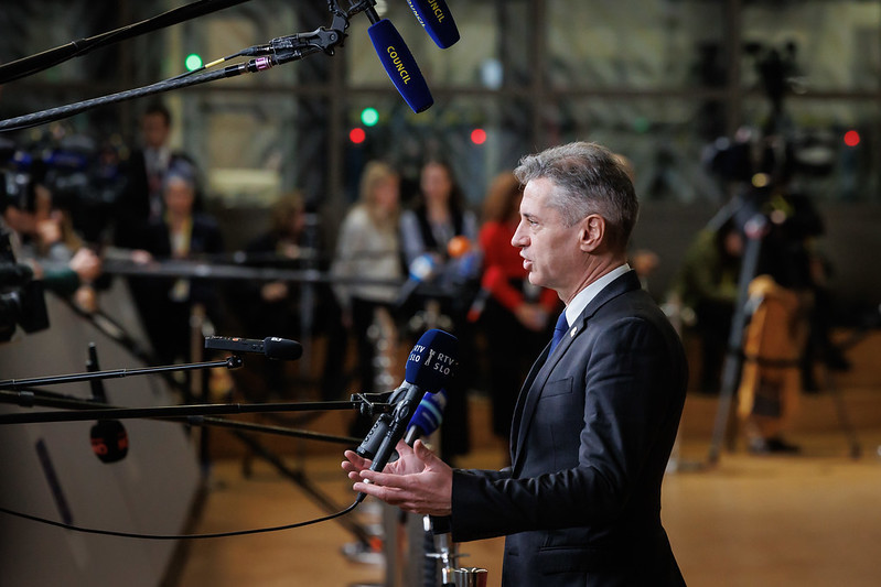 predsednik vlade daje izjavo pred mikrofoni
